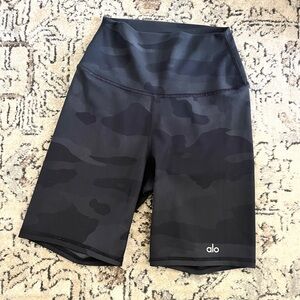 Alo Yoga Biker Shorts | 7” camo shorts